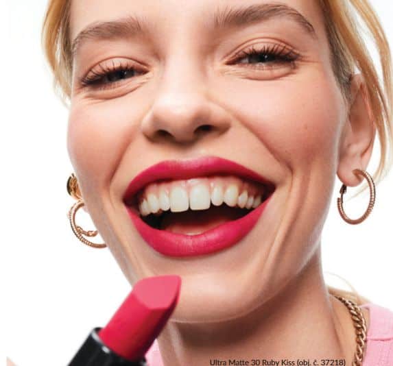 AVON rtěnka. Jaká barva rtěnka, taková barva na rtech.